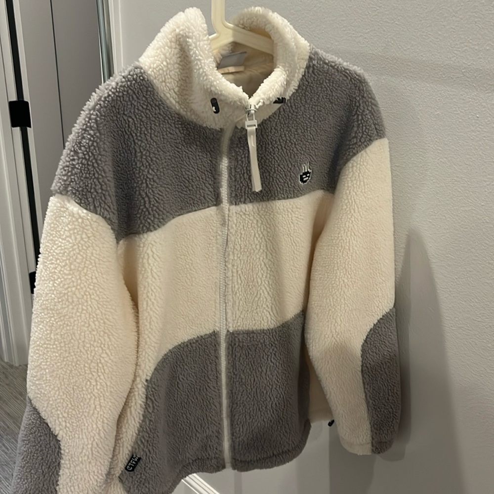 Matching Colorblock Sherpa Jackets – Gray & Beige